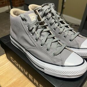 MENS SIZE 10.5 - BRAND NEW - CONVERSE MIDTOPS